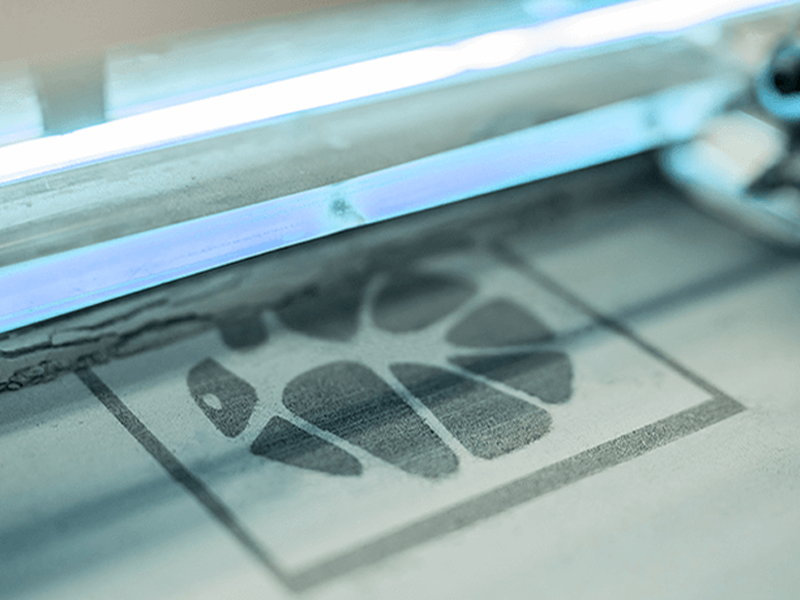 O complemento de cura UV permite imprimir com materiais poliméricos ou compostos